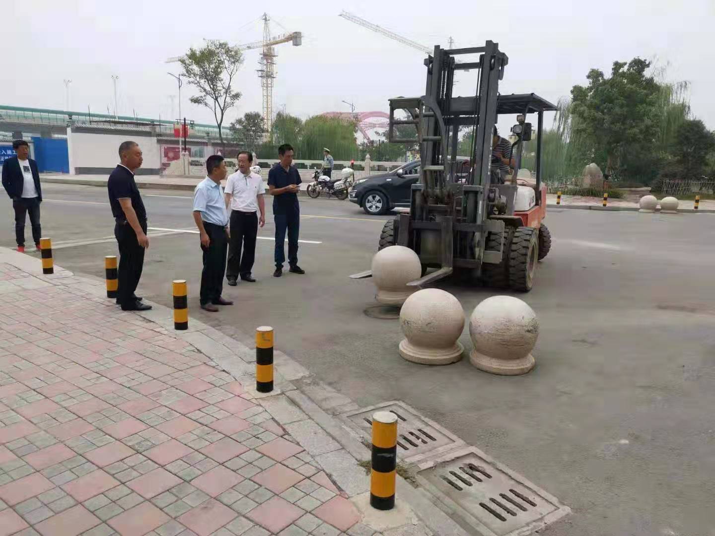 為向新中國成立七十周年獻禮，市城建集團攻堅克難，實現(xiàn)了北門棚改區(qū)域民生路10月1日零時順利通車。國慶假期，市城建集團堅持做好一線工作，在與交警部門共同做好民生路通車保障工作外，抓細節(jié)，抓落實，確保其他各項工作有序推進。.jpg